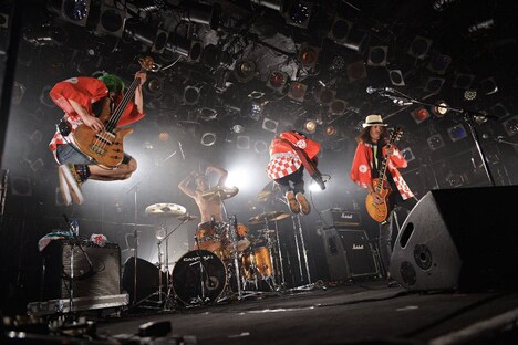 7月13日の東京・渋谷CLUB QUATTRO公演でのLUNKHEAD。