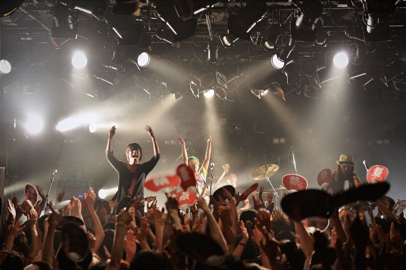 7月13日の東京・渋谷CLUB QUATTRO公演でのLUNKHEAD。