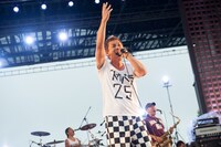 8月9日、「トーキョースカジャンボリーVol.4」に出演したKEMURI。伊藤ふみお（Vo）はTシャツにメッセージを刻み、主催者・東京スカパラダイスオーケストラのデビュー25周年を祝福。