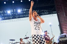 8月9日、「トーキョースカジャンボリーVol.4」に出演したKEMURI。伊藤ふみお（Vo）はTシャツにメッセージを刻み、主催者・東京スカパラダイスオーケストラのデビュー25周年を祝福。