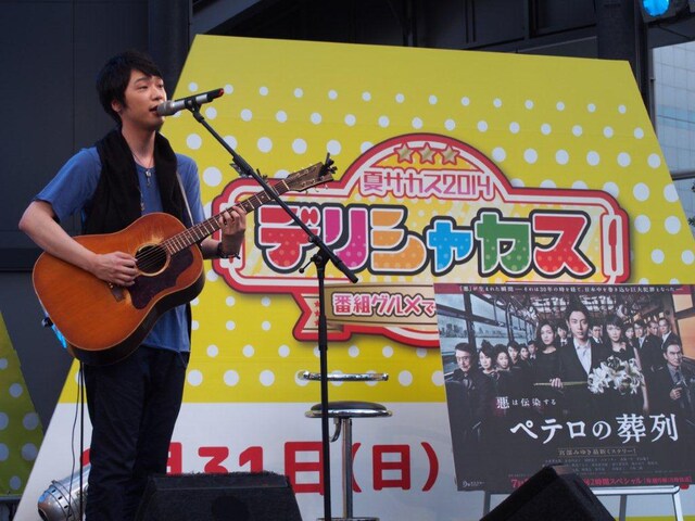 昨日8月11日に東京・赤坂サカス デリシャカスステージにて行われた「TBS系 月曜ミステリーシアター『ペテロの葬列』×近藤晃央 スペシャルミニライブ in 赤坂SACAS」の様子。