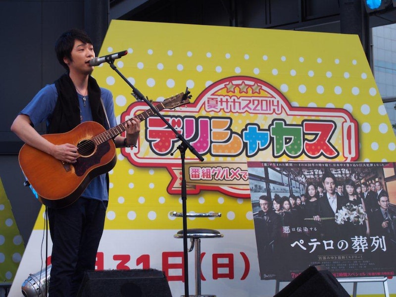 昨日8月11日に東京・赤坂サカス デリシャカスステージにて行われた「TBS系 月曜ミステリーシアター『ペテロの葬列』×近藤晃央 スペシャルミニライブ in 赤坂SACAS」の様子。