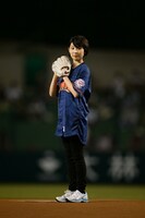 姿勢よく構える家入レオ投手。