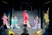 ももいろクローバーZ「ももクロ夏のバカ騒ぎ2014 日産スタジアム大会～桃神祭～」初日公演の様子。（Photo by HAJIME KAMIIISAKA+Z）
