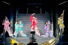 ももいろクローバーZ「ももクロ夏のバカ騒ぎ2014 日産スタジアム大会～桃神祭～」初日公演の様子。（Photo by HAJIME KAMIIISAKA+Z）
