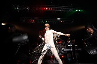 全裸スーツを身にまとった綾小路翔（Dragon Voice）。