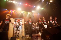 「T.M.Revolution vs 氣志團～妖精達の夏物語～」Zepp Tokyo公演の様子。