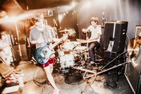 THIS IS JAPANのライブの様子。（撮影：宇佐巴史）