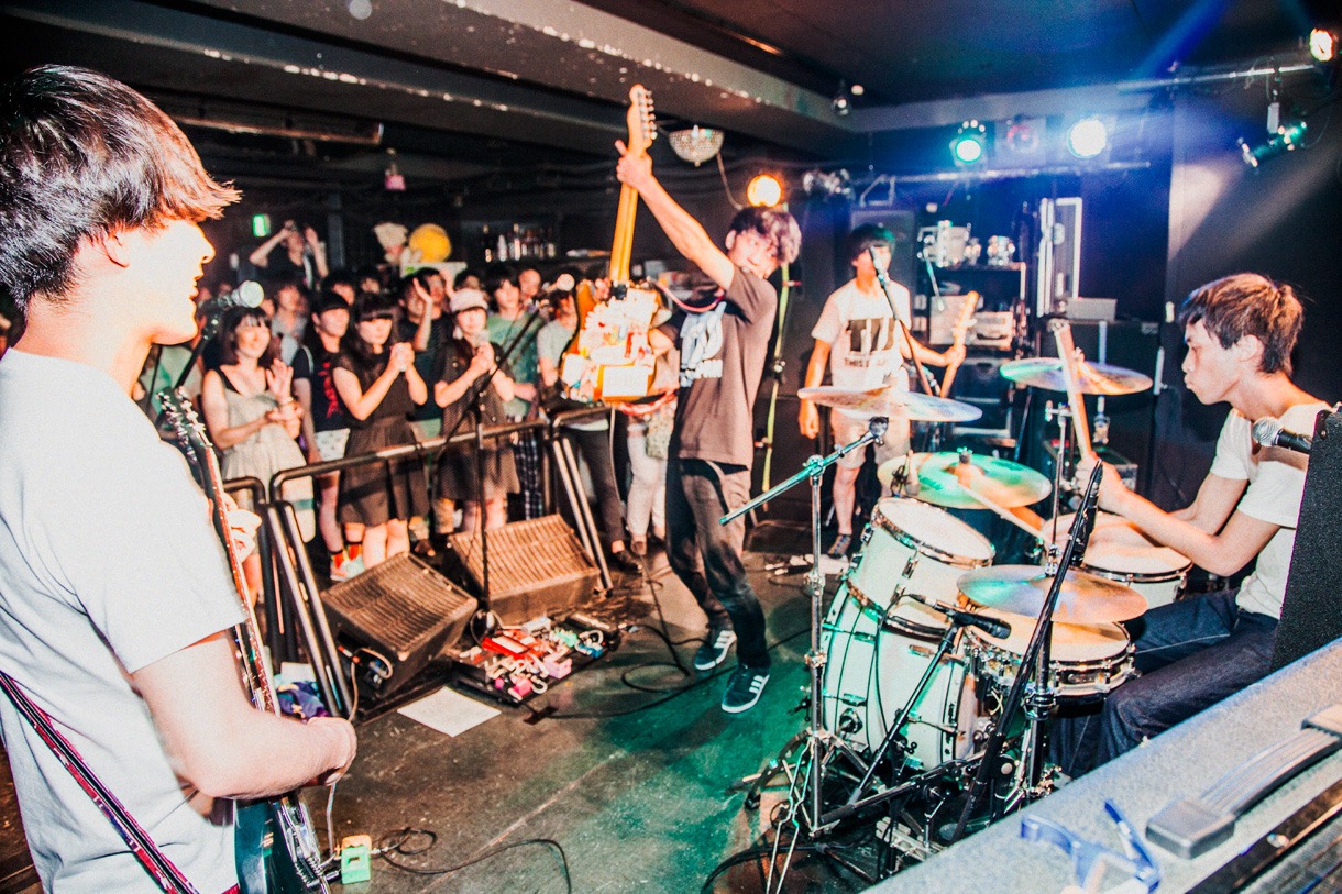 THIS IS JAPANのライブの様子。（撮影：宇佐巴史）