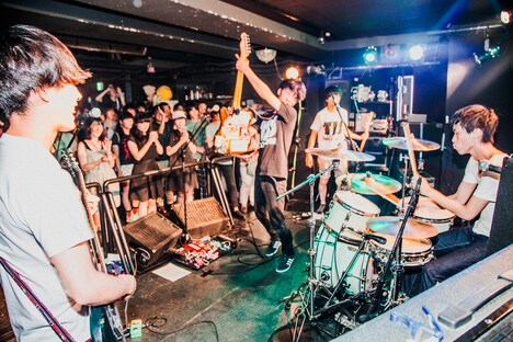 THIS IS JAPANのライブの様子。(撮影:宇佐巴史)