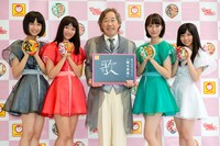 会見に出演した赤マルダッシュ☆と武田鉄矢。