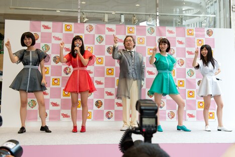 メジャーデビュー曲「食べて、笑って、生きていく。」の振りを赤マルダッシュ☆から教わる武田鉄矢。