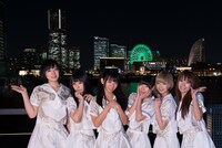 横浜の夜景を背にしたでんぱ組.inc。