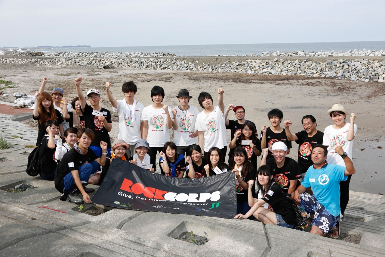 本日8月13日に福島・磯部地域の海岸にて行われた「RockCorps」主催のボランティアイベントの参加者による集合写真。
