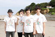 「RockCorps」Tシャツを着たflumpoolメンバー。