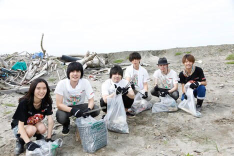 本日8月13日に福島・磯部地域の海岸にて行われた「RockCorps」主催のボランティアイベントの様子。