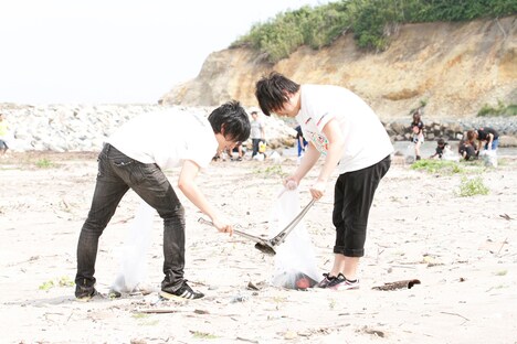 本日8月13日に福島・磯部地域の海岸にて行われた「RockCorps」主催のボランティアイベントの様子。