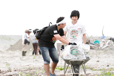 本日8月13日に福島・磯部地域の海岸にて行われた「RockCorps」主催のボランティアイベントの様子。