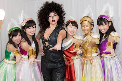 今週の人気画像1位は「ももクロがガガOA『アイドルで、汗かけー！』」より、レディー・ガガと記念撮影をするももいろクローバーZ。