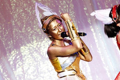 今週の人気画像2位は「ももクロがガガOA『アイドルで、汗かけー！』」より、全身を金色に塗った玉井詩織。