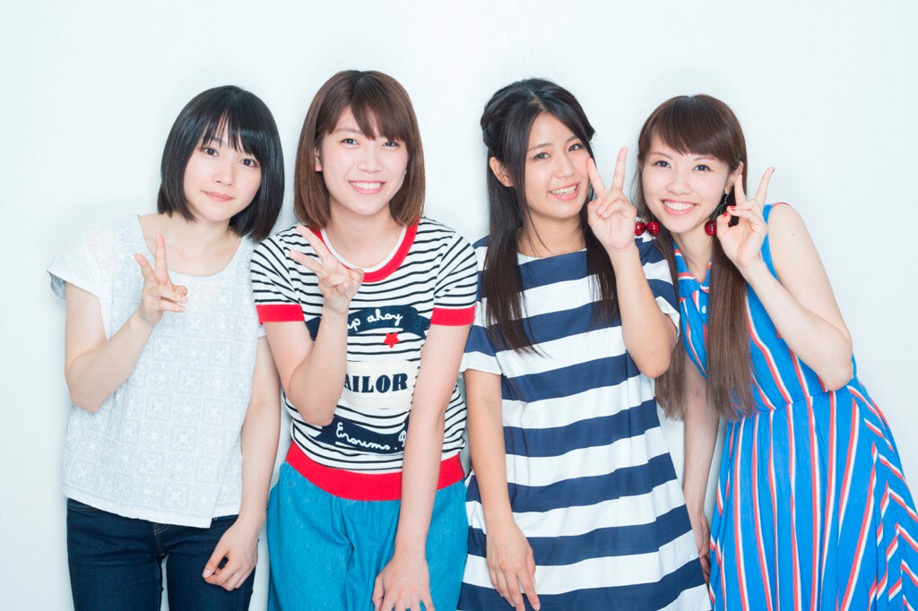 左から新山詩織、山崎あおい、Suzu、Saku。