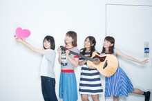 左から新山詩織、山崎あおい、Suzu、Saku。