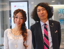 番組のパーソナリティを務める浜崎美保（左）、マンボウやしろ（右）。