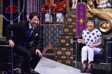 左から有吉弘行、前田由紀。(C)日本テレビ