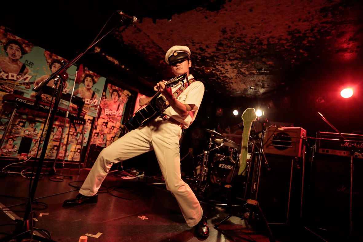 細身のシャイボーイ