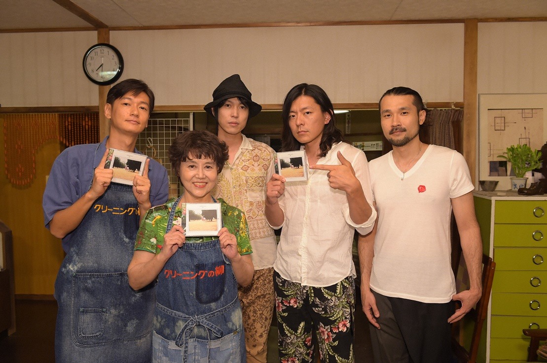 ドラマ「同窓生～人は、三度、恋をする～」収録現場で、井浦新、岡本麗と記念撮影をするメレンゲ。