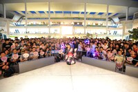 ライブ終了後、観客と記念撮影をするユカ。