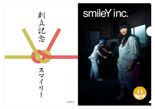 「smileY inc.トーク＆ライブイベント ～内定者説明会～」で販売されるクリアファイル。