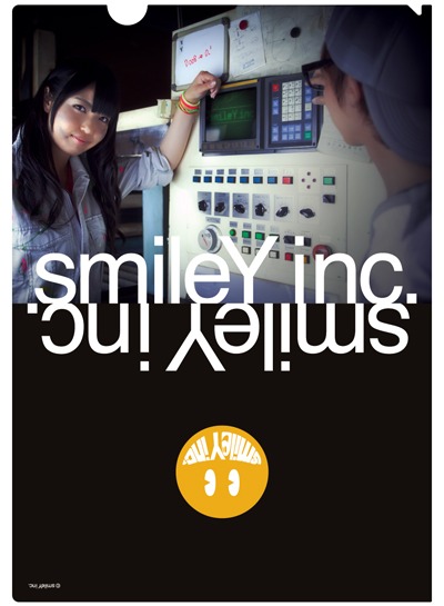 「smileY inc.トーク＆ライブイベント ～内定者説明会～」で販売されるクリアファイル。