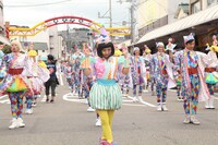 「第61回 よさこい祭り」でパフォーマンスするTEMPURA KIDZ。
