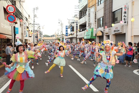 「第61回 よさこい祭り」でパフォーマンスするTEMPURA KIDZ。