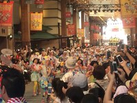 TEMPURA KIDZが参加したダイヤモンドダイニングよさこいチーム。