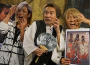 左からChiyu、稲川淳二、yuji。