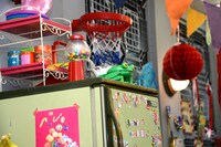 こだわりのスタジオセット。ドラマはこの部屋のみで撮影される。