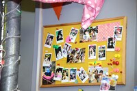 こだわりのスタジオセット。壁面にはメンバーのポラロイド写真が。