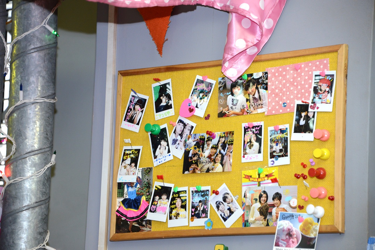 こだわりのスタジオセット。壁面にはメンバーのポラロイド写真が。