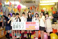 地上波放送時、ドラマの舞台となった一室で制作発表会を行ったエビ中。