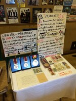 会場入口に飾られた準優勝メダルと母親からの手紙。