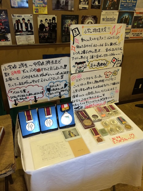 会場入口に飾られた準優勝メダルと母親からの手紙。