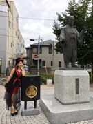 吉川友と水戸黄門像。