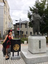 吉川友と水戸黄門像。