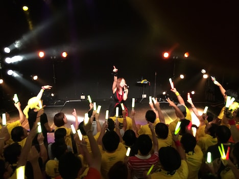 吉川友「茨城凱旋スペシャルライブ 茨城っか大好きっか」の様子。