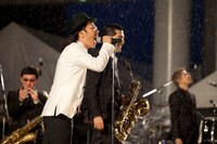 東京スカパラダイスオーケストラとハナレグミ。（撮影：仁礼博）