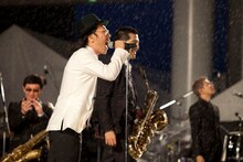 東京スカパラダイスオーケストラとハナレグミ。（撮影：仁礼博）