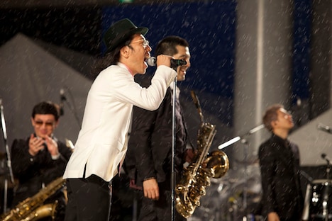 東京スカパラダイスオーケストラとハナレグミ。（撮影：仁礼博）