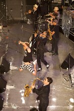 東京スカパラダイスオーケストラとKEMURI。（撮影：仁礼博）